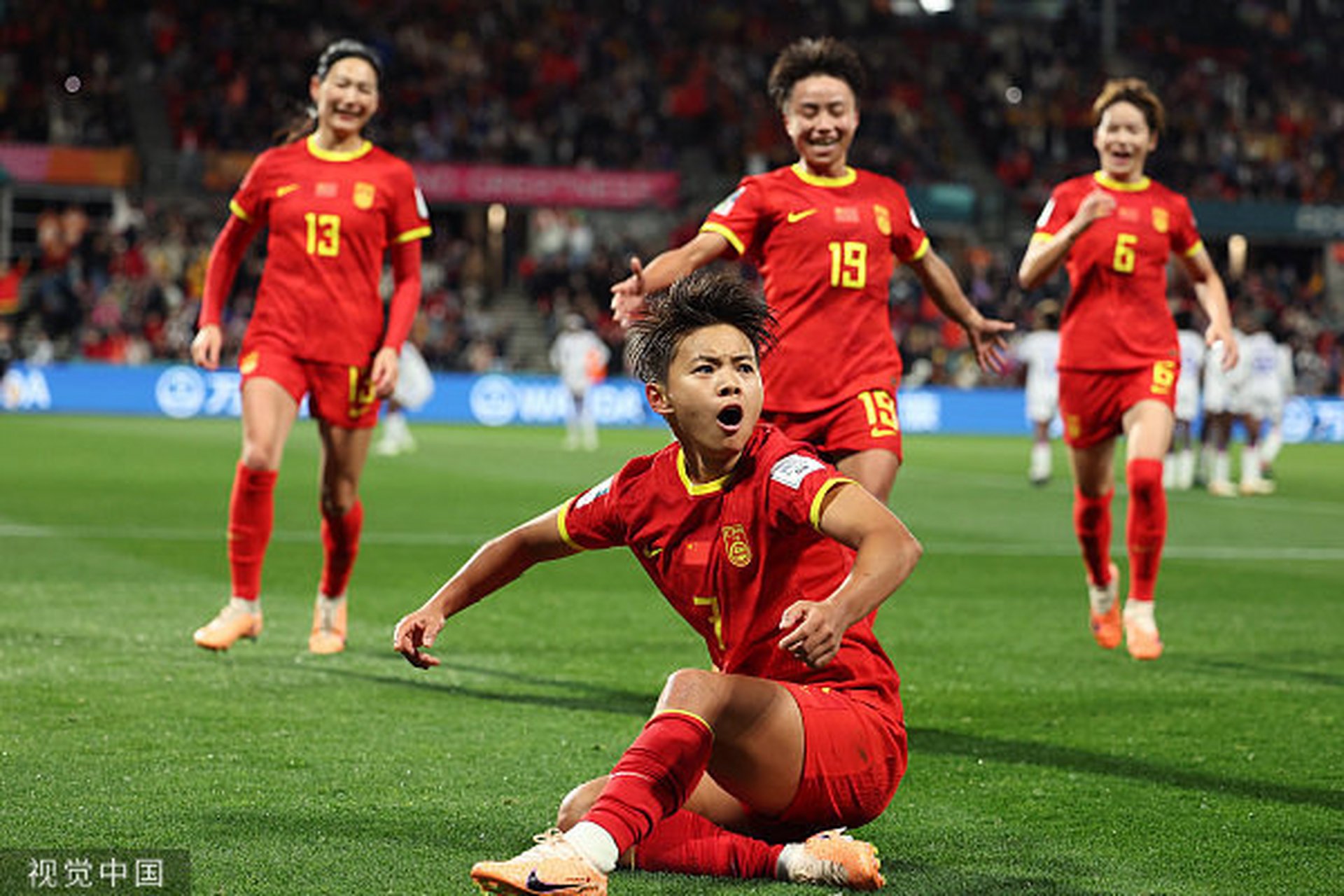 中国女足队员全力以赴,冲刺胜利 中国女足队员全力以赴,冲刺胜利