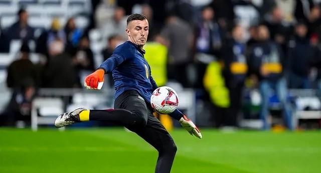 巴萨门将高接低挡，力保球门不失