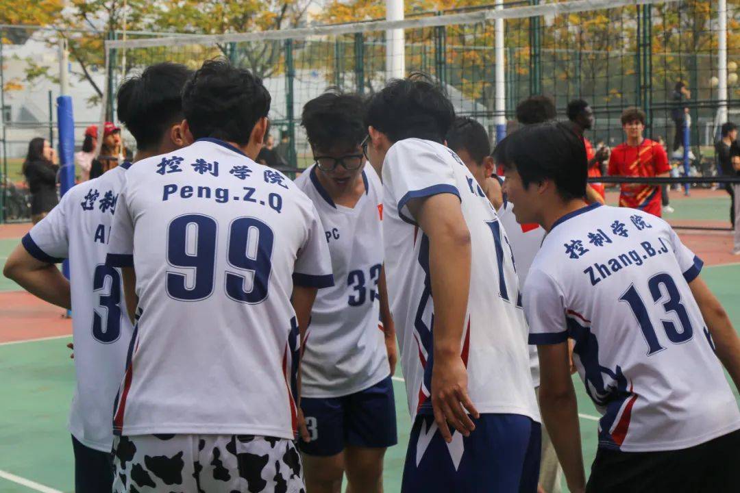 球队在比赛中呈现出团结一心的力量 球队在比赛中呈现出团结一心的力量