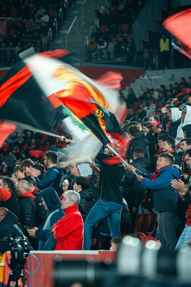 球队在比赛中呈现出团结一心的力量 球队在比赛中呈现出团结一心的力量