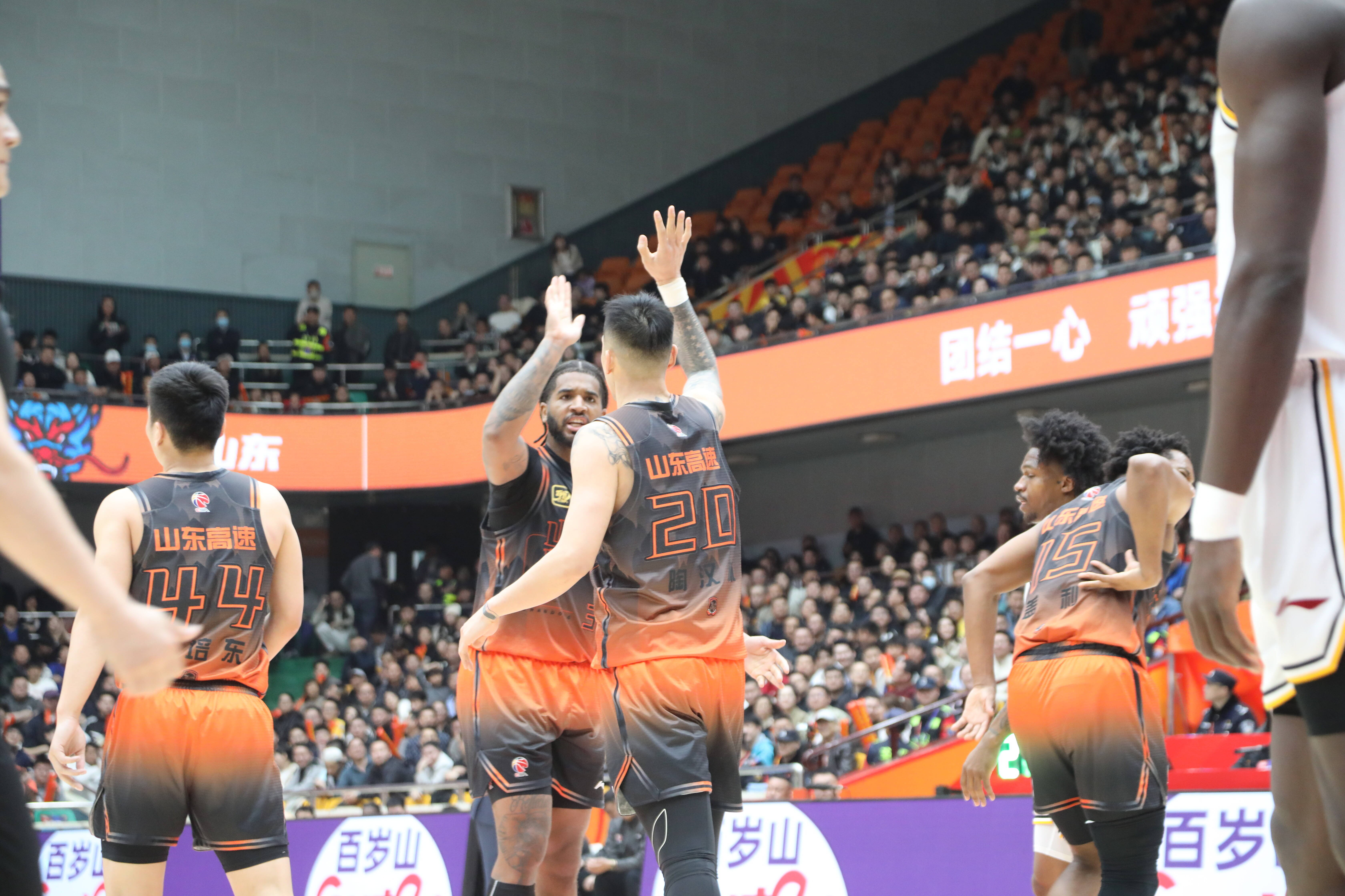山东男篮士气高涨,冲击常规赛前三 山东男篮士气高涨,冲击常规赛前三