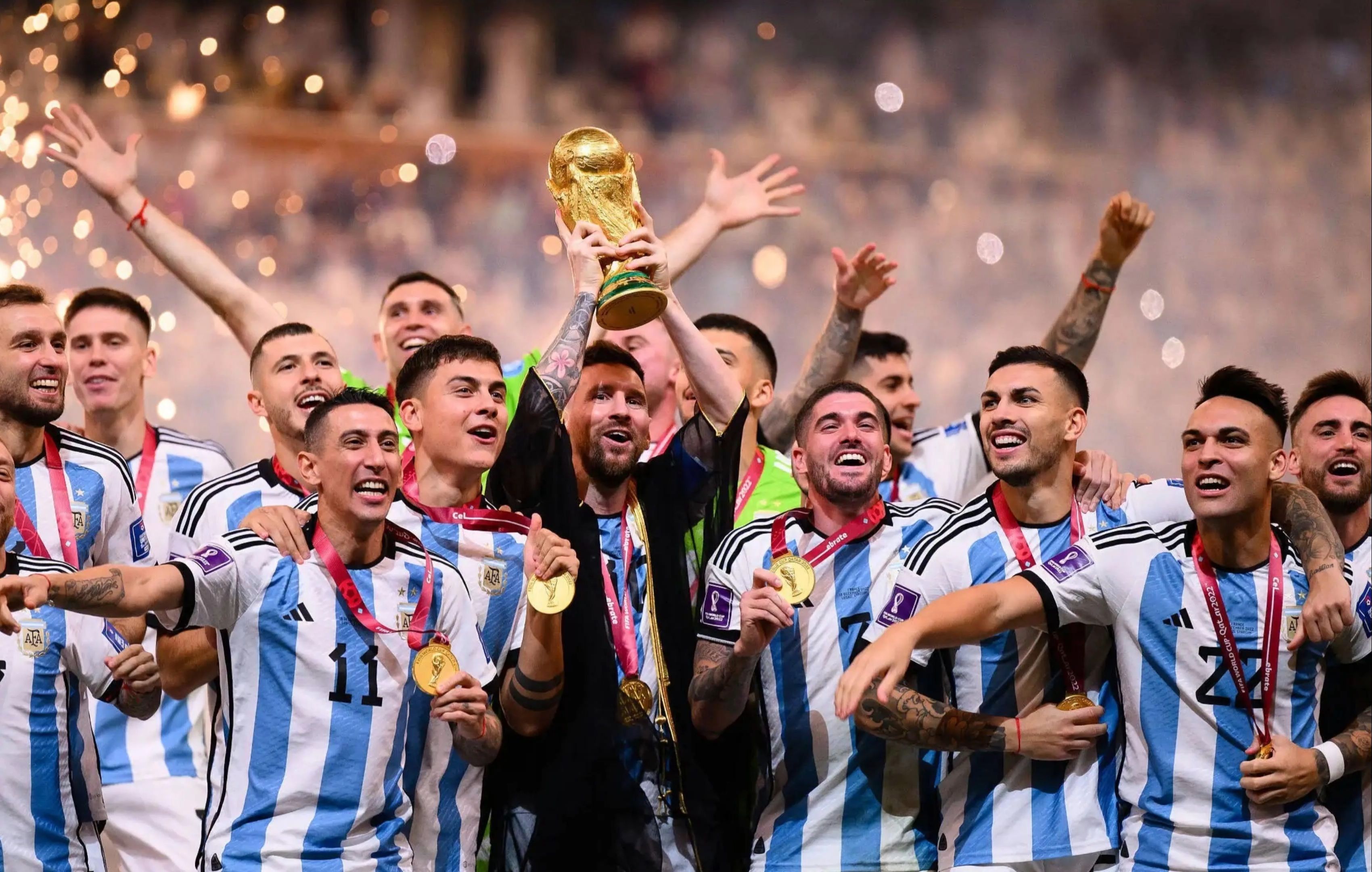 梅西领衔巴萨夺冠,刷新传奇 梅西领衔巴萨夺冠,刷新传奇