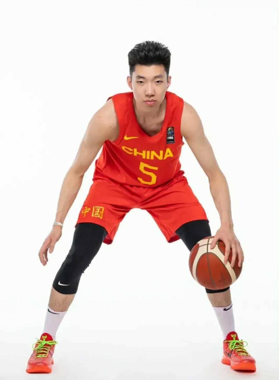 开云体育app-新星球员崭露头角，篮球比赛赛场绽放风采