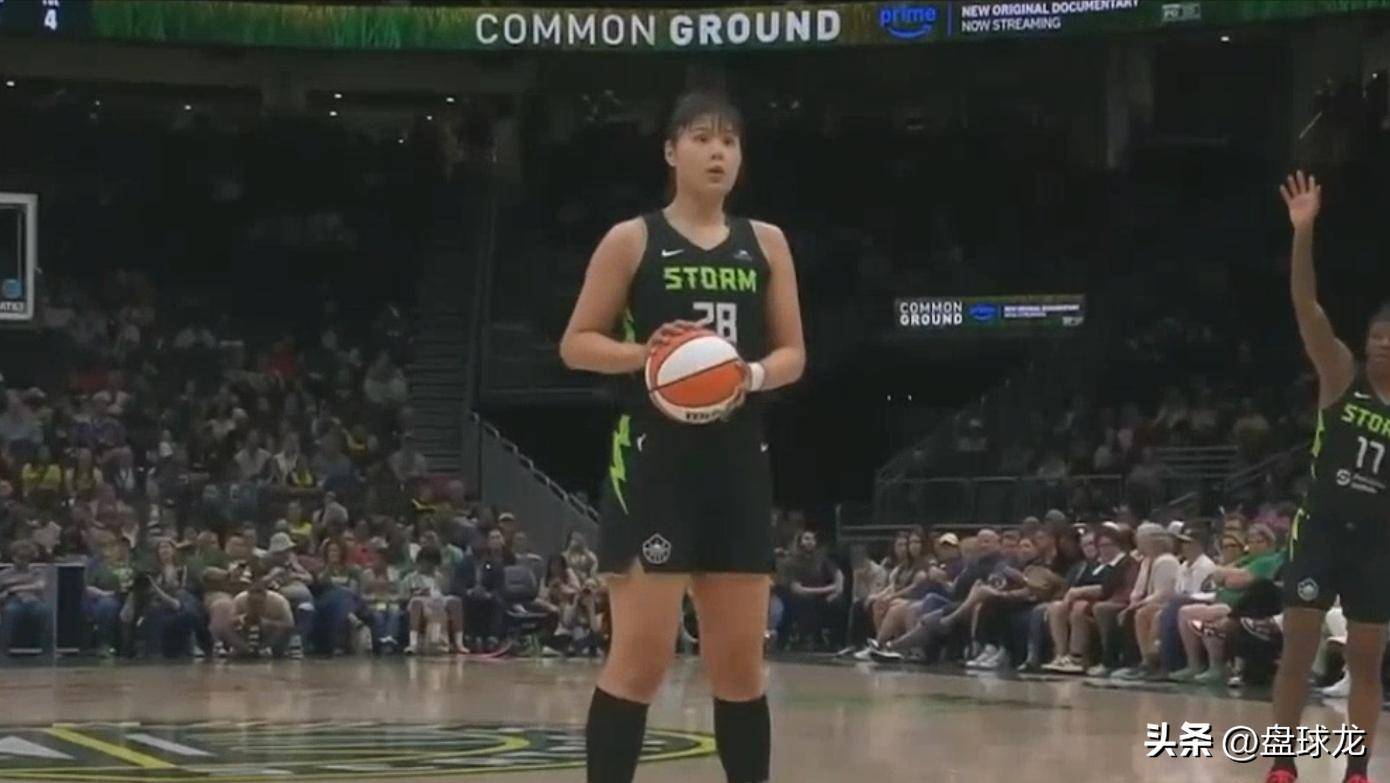 开云官网-无人能及的篮球运动员，飒爽英姿惊艳球迷