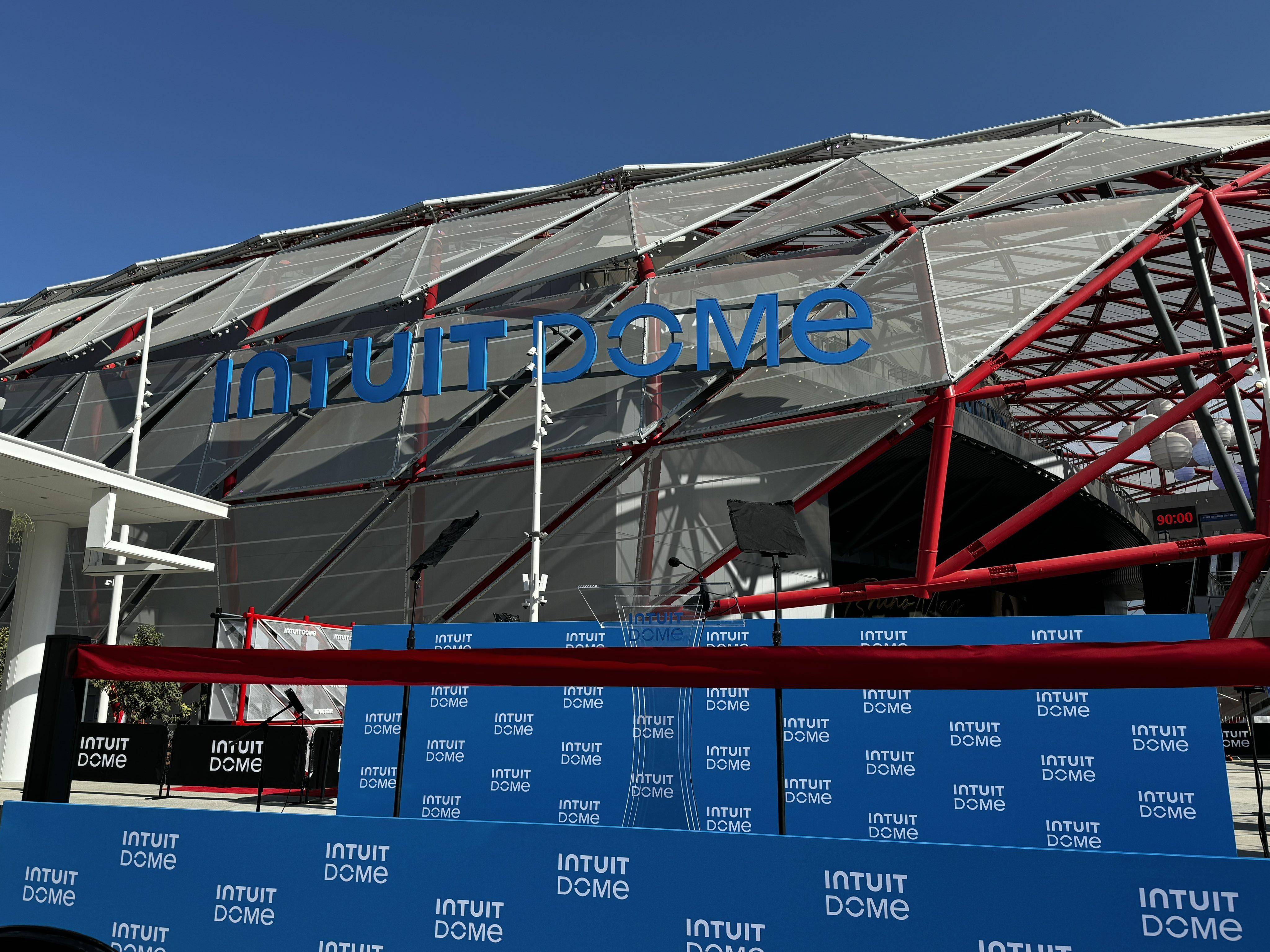 开云体育-湖人队球迷发动激烈抗议，声援球队主力的简单介绍