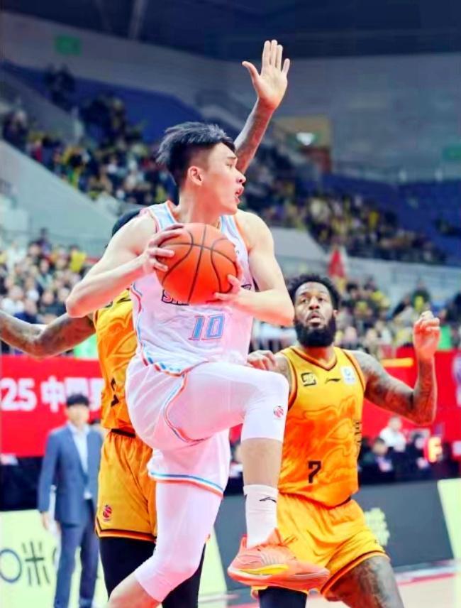 北京男篮逆转山东队,力保前三位置的简单介绍 北京男篮逆转山东队,力保前三位置的简单介绍