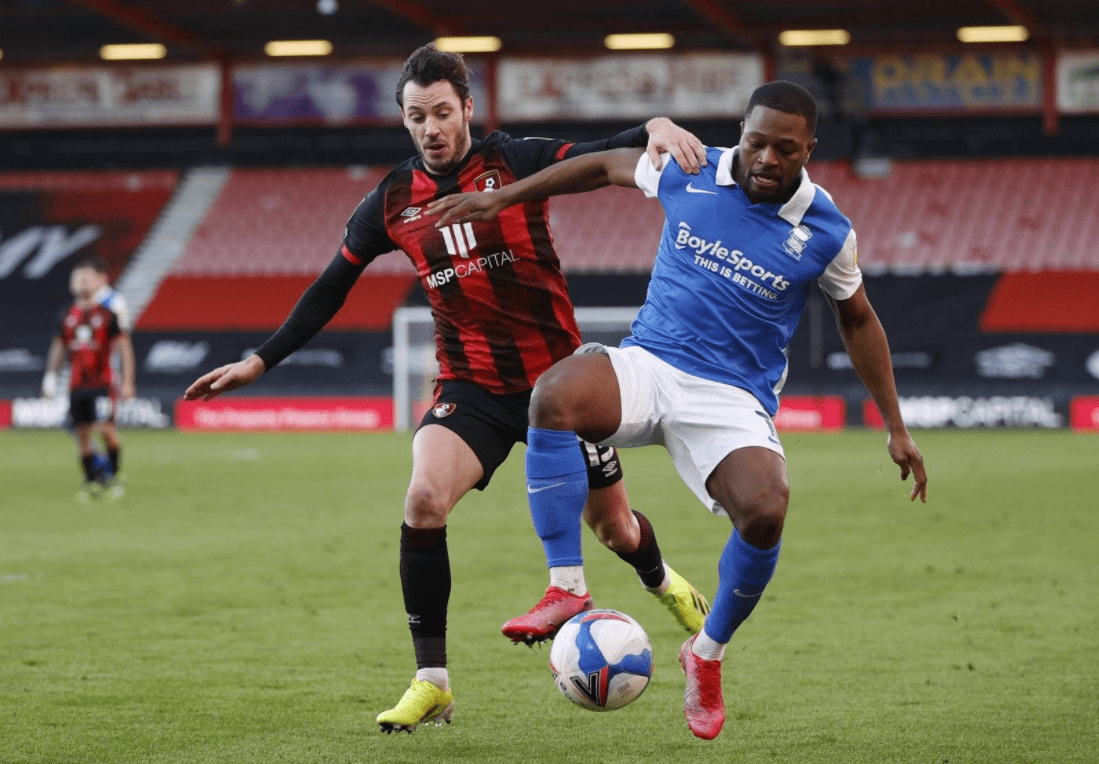 雷丁队凭借一球胜出,继续保持领先优势 雷丁队凭借一球胜出,继续保持领先优势