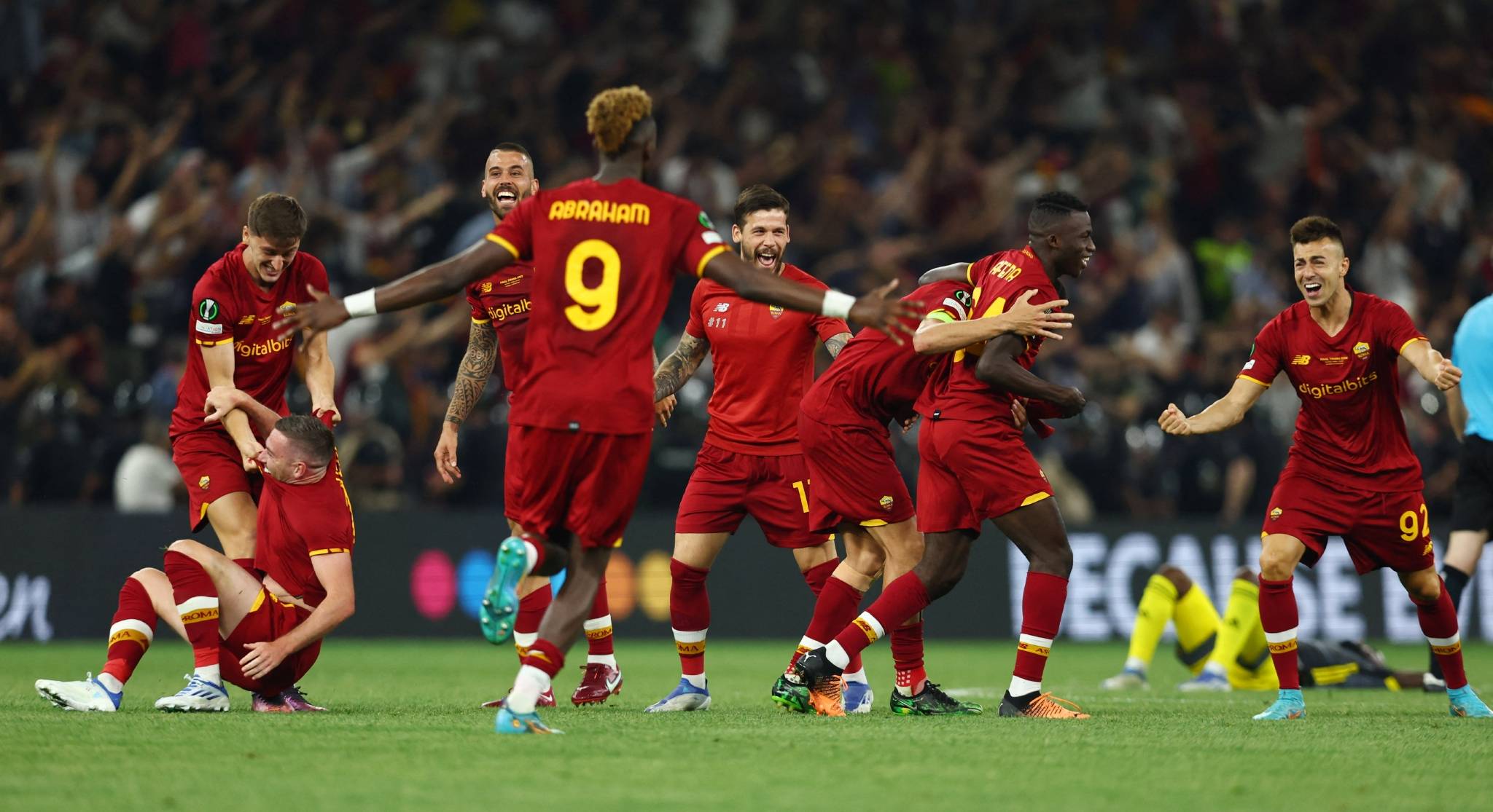 都灵球迷震撼演出,赛前庆祝活动精彩纷呈 都灵球迷震撼演出,赛前庆祝活动精彩纷呈