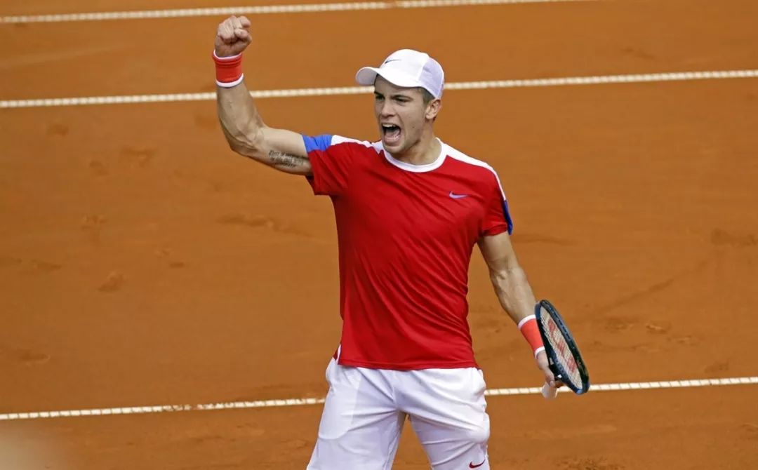 加拿大足球队员闪耀赛场夺冠 加拿大足球队员闪耀赛场夺冠