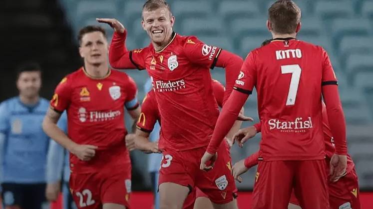 加拿大足球队员闪耀赛场夺冠 加拿大足球队员闪耀赛场夺冠