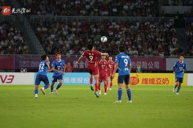 足球比赛中球队拼尽全力赢得胜利! 足球比赛中球队拼尽全力赢得胜利!