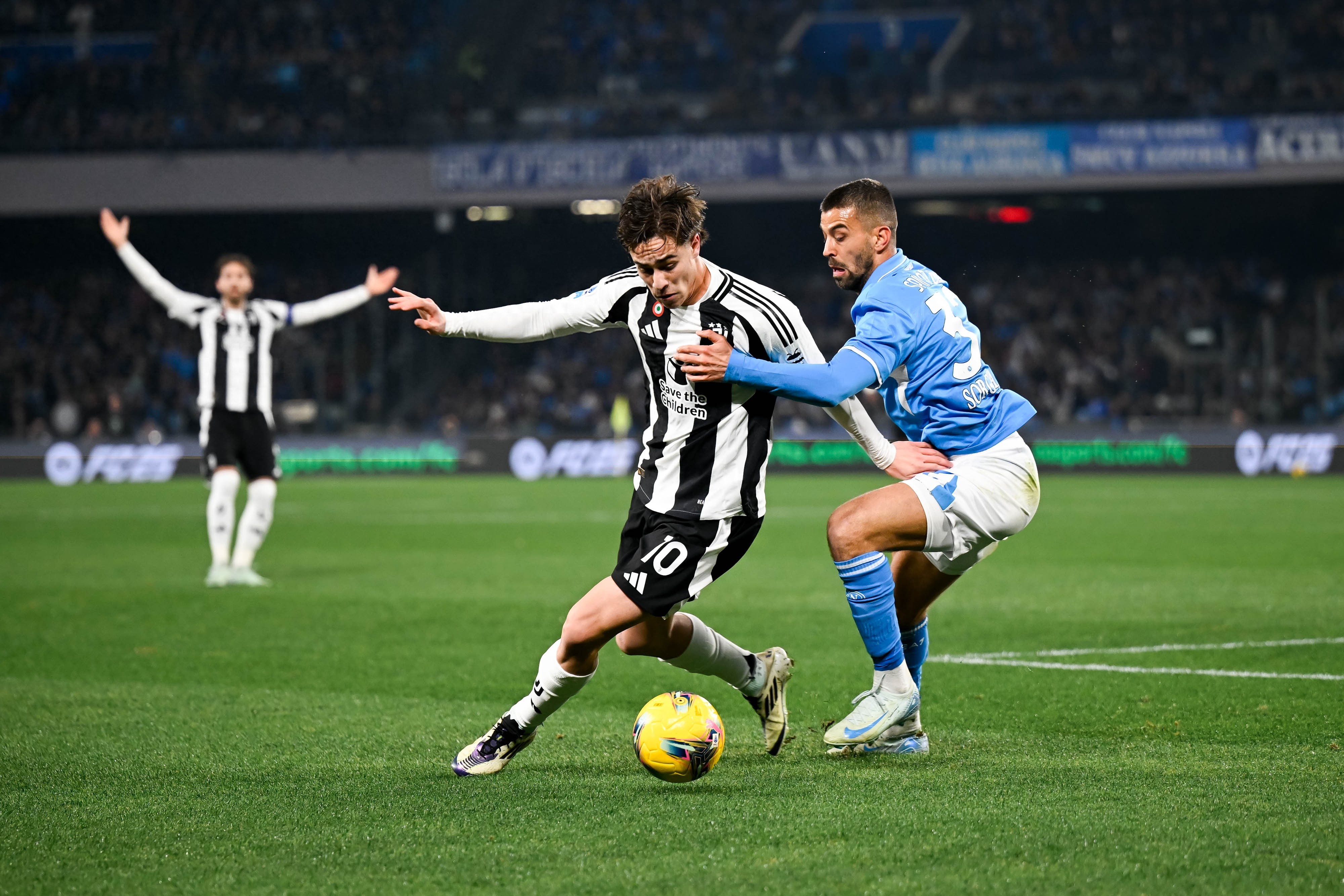 尤文成为与前四名队伍不同的新的选手,加入了紧张的比赛中 尤文成为与前四名队伍不同的新的选手,加入了紧张的比赛中