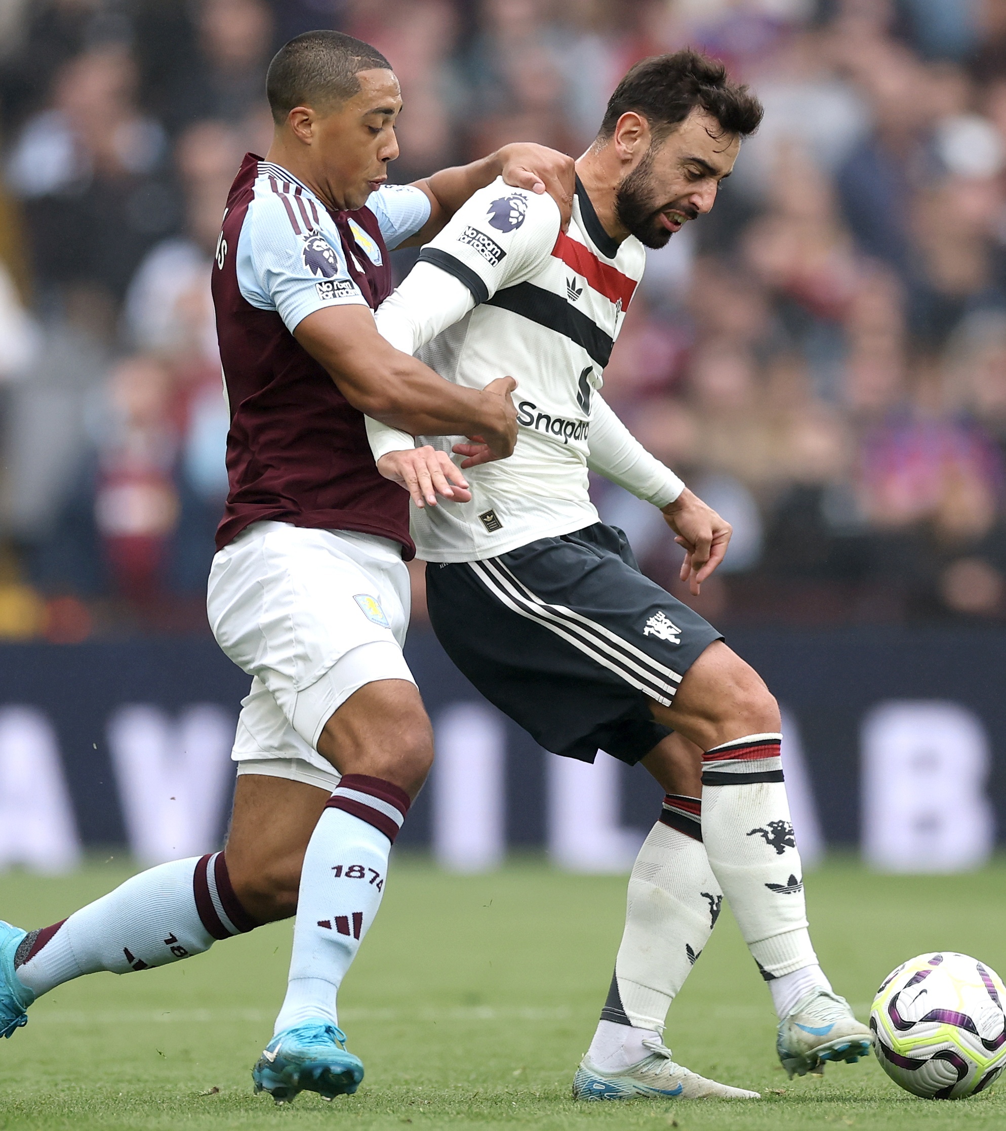 开云体育官方网站-阿斯顿维拉客场不敌强敌，保级形势岌岌可危