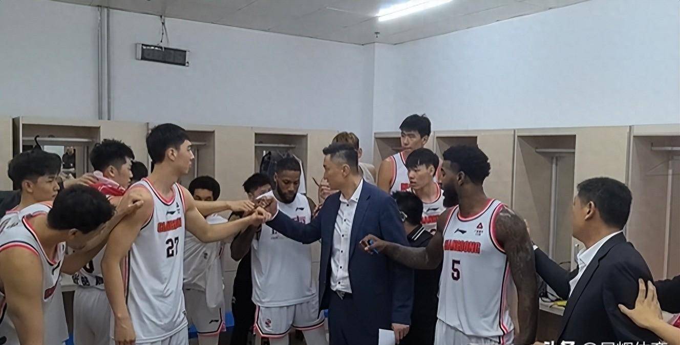 新老对决!年轻球星火焰对战老将智慧,网球迷热议 新老对决!年轻球星火焰对战老将智慧,网球迷热议