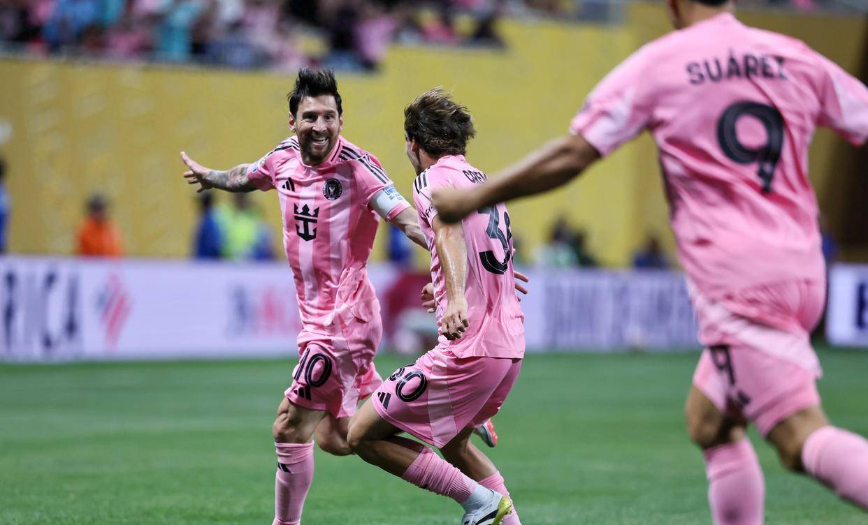 比勒菲尔德后卫表现出色,助球队成功保持球门不失 比勒菲尔德后卫表现出色,助球队成功保持球门不失