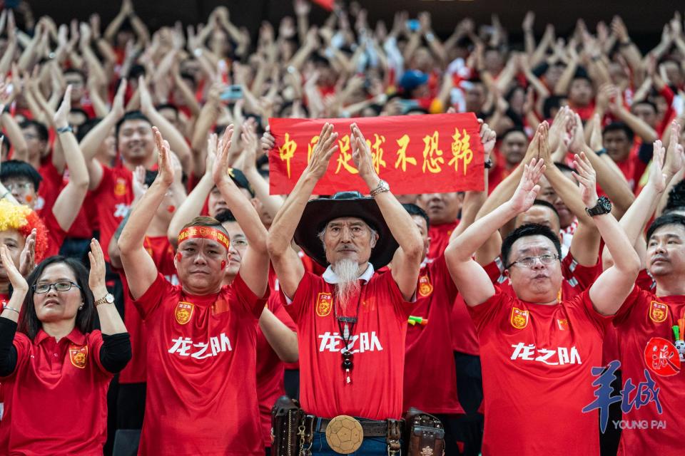 比赛现场气氛火爆,球迷热情助威 比赛现场气氛火爆,球迷热情助威