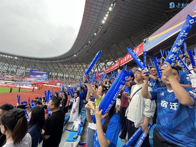 比赛现场气氛火爆,球迷热情助威 比赛现场气氛火爆,球迷热情助威