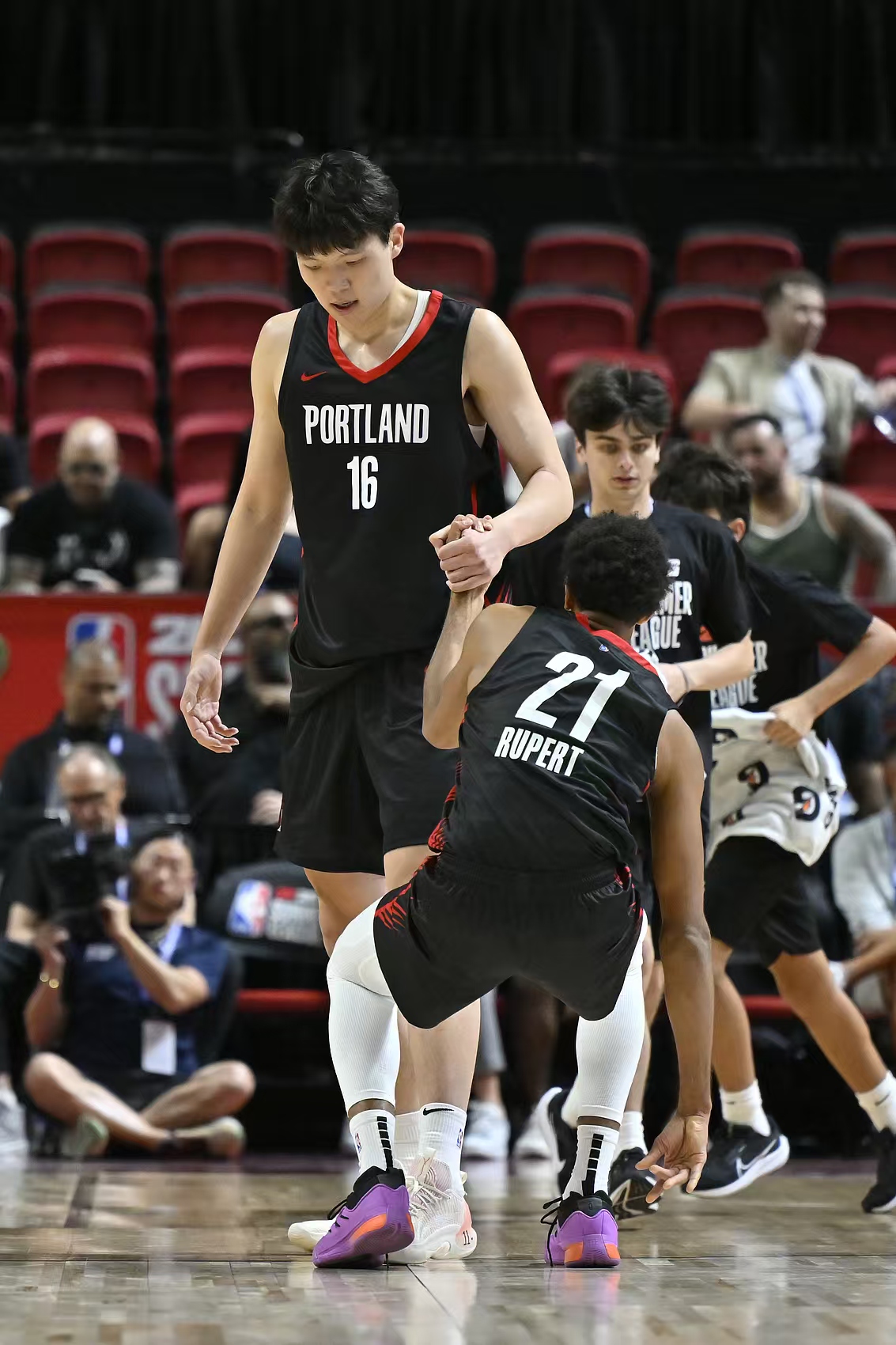 开云体育中国-包含开拓者力克对手，球员相互配合默契的词条