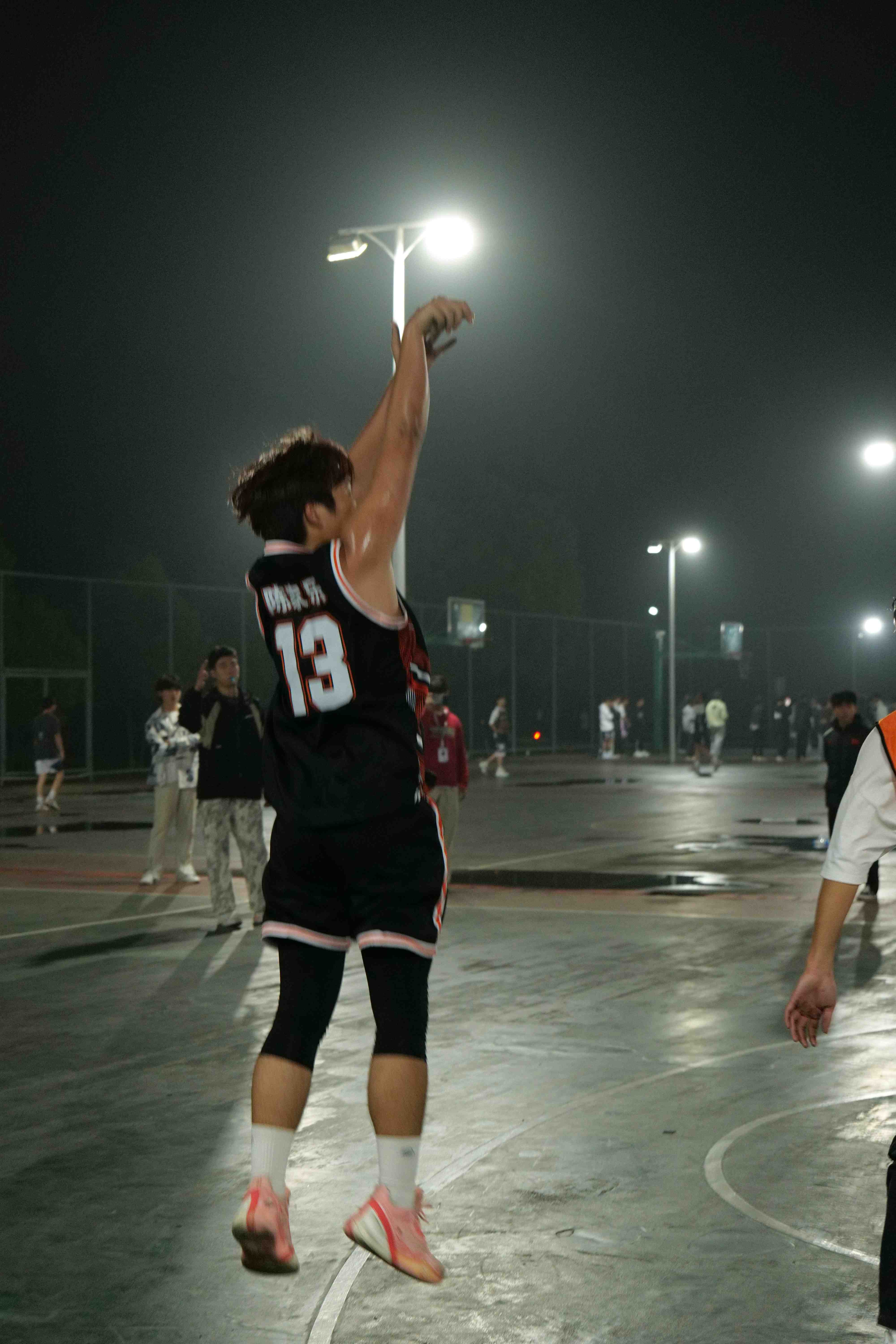 开云体育在线-篮球赛场上一幕让人感慨万千