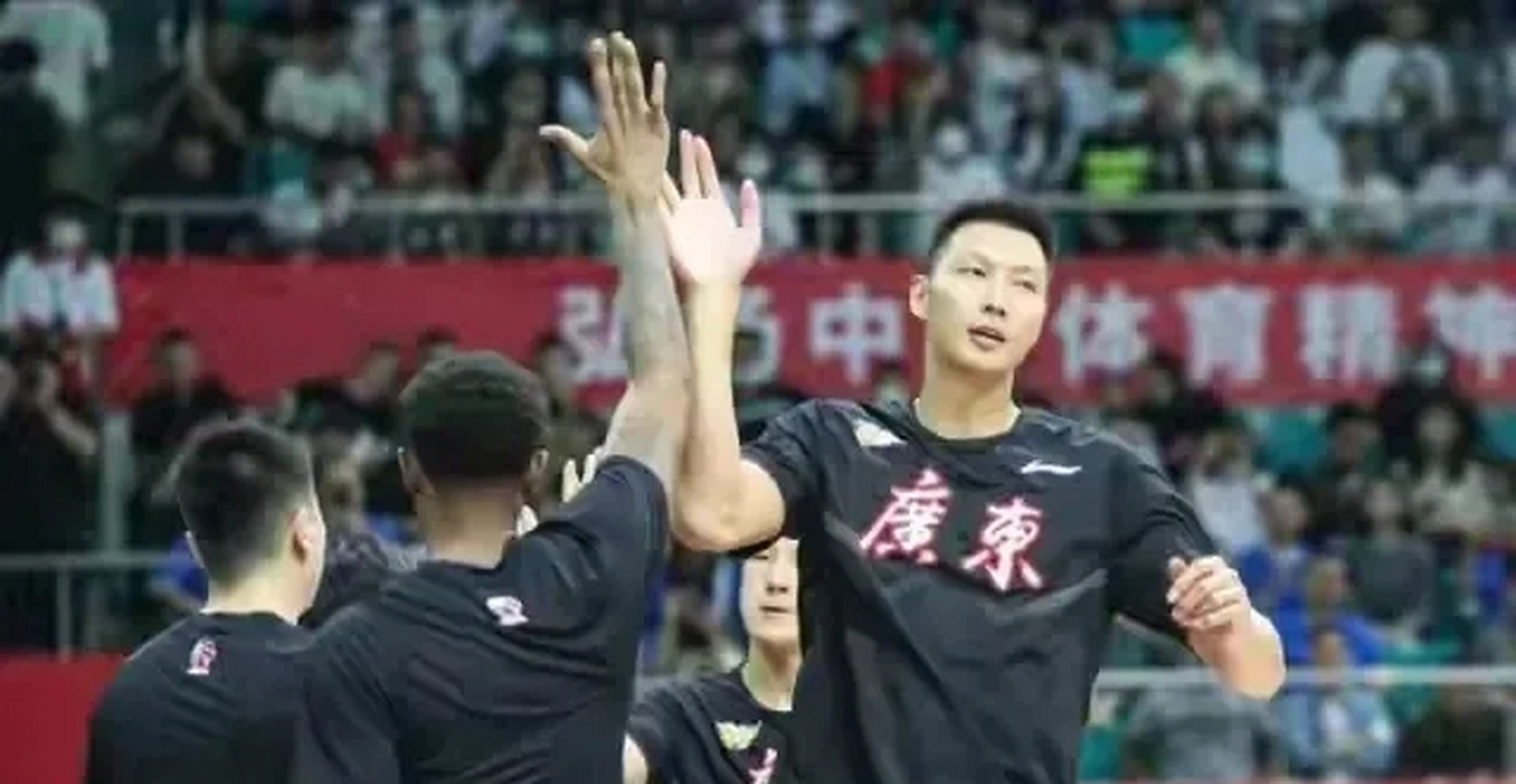 广州篮球队大获全胜,积分榜稳居榜首 广州篮球队大获全胜,积分榜稳居榜首