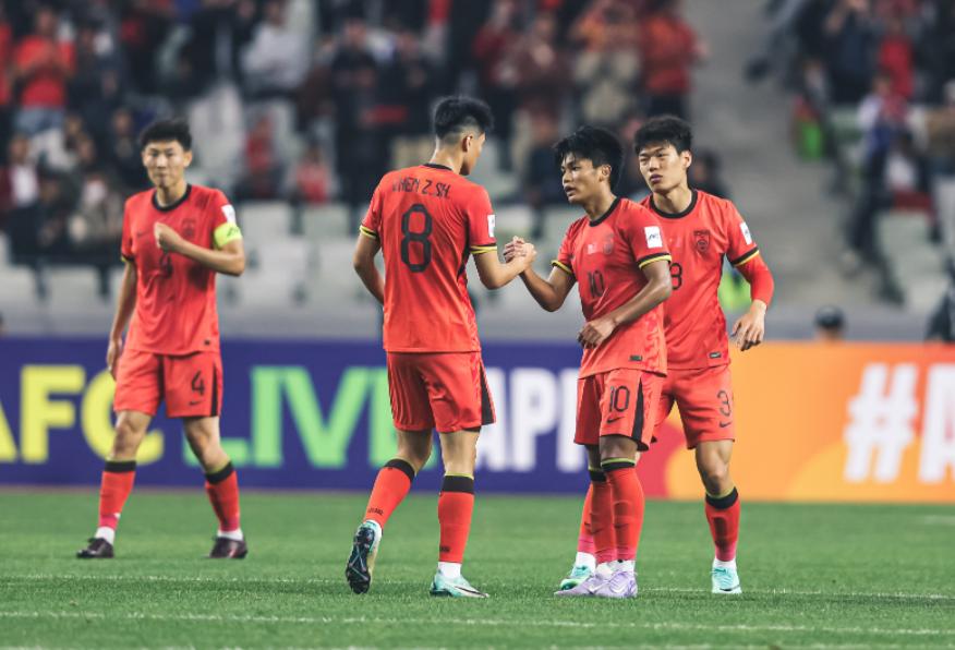 卡塔尔队在比赛中展现出顽强的拼搏精神 卡塔尔队在比赛中展现出顽强的拼搏精神