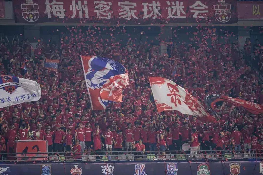 中超球员奋勇拼搏,助力球队连连获胜 中超球员奋勇拼搏,助力球队连连获胜