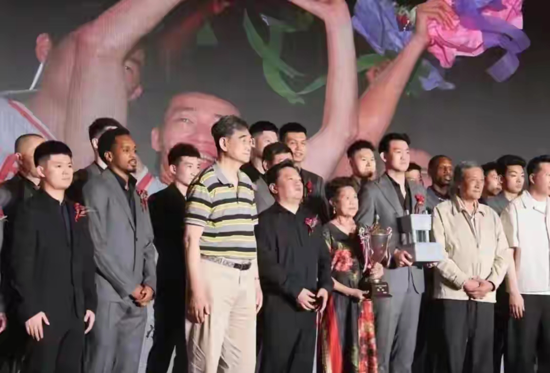 球队风采再现国际赛场,勇夺洲际桂冠 球队风采再现国际赛场,勇夺洲际桂冠