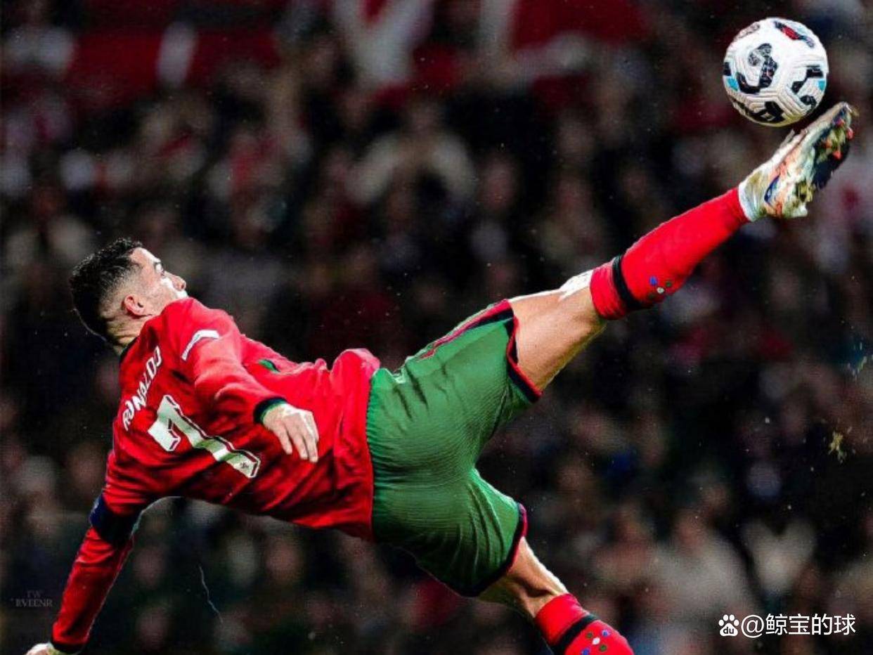 开云下载-足球队欢呼夺冠，队员激动落泪庆祝