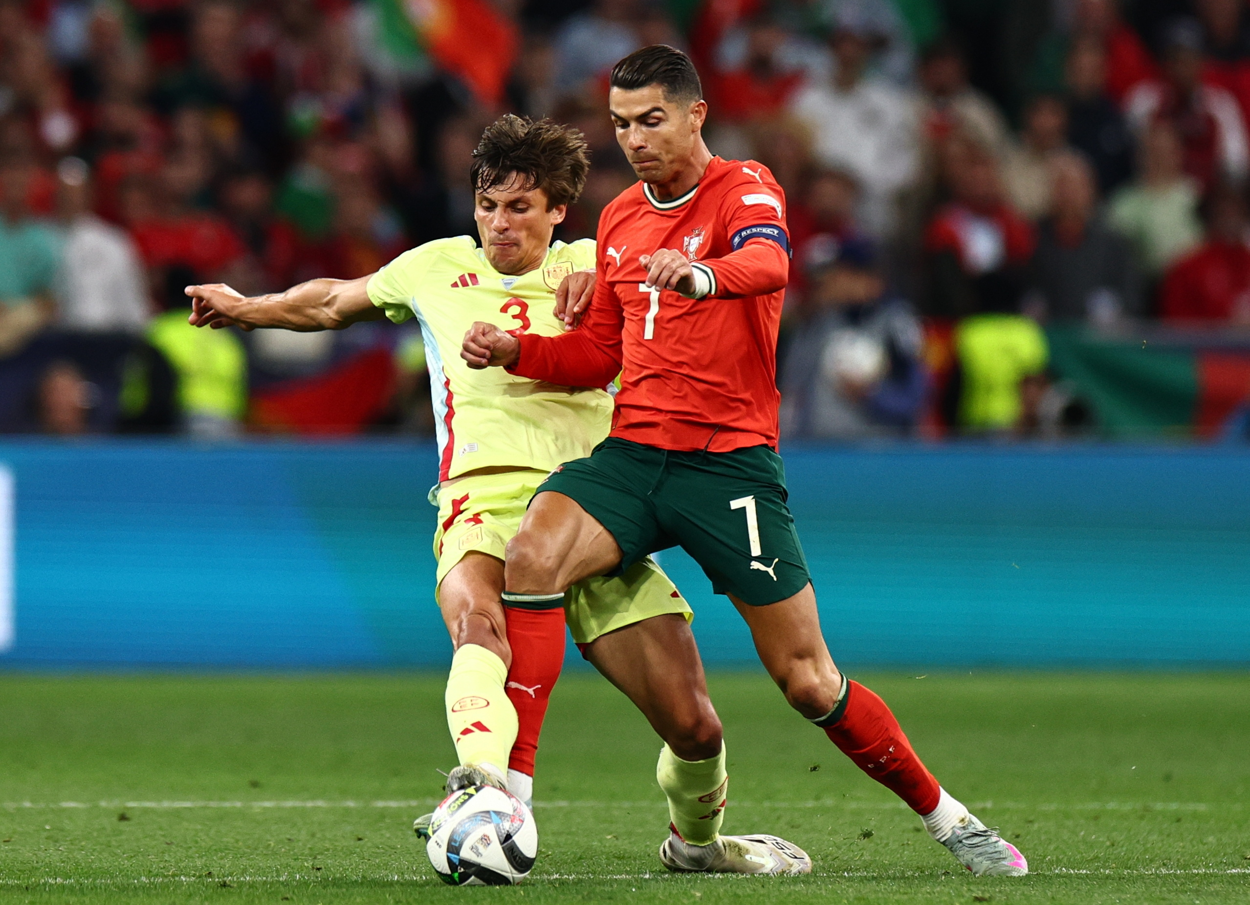 足球队欢呼夺冠，队员激动落泪庆祝