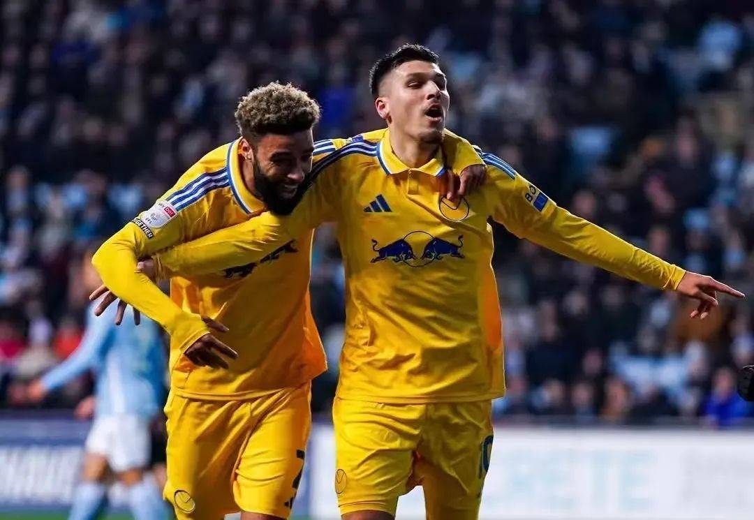 利兹联主场胜利,球队士气高总比分: 利兹联主场胜利,球队士气高总比分: