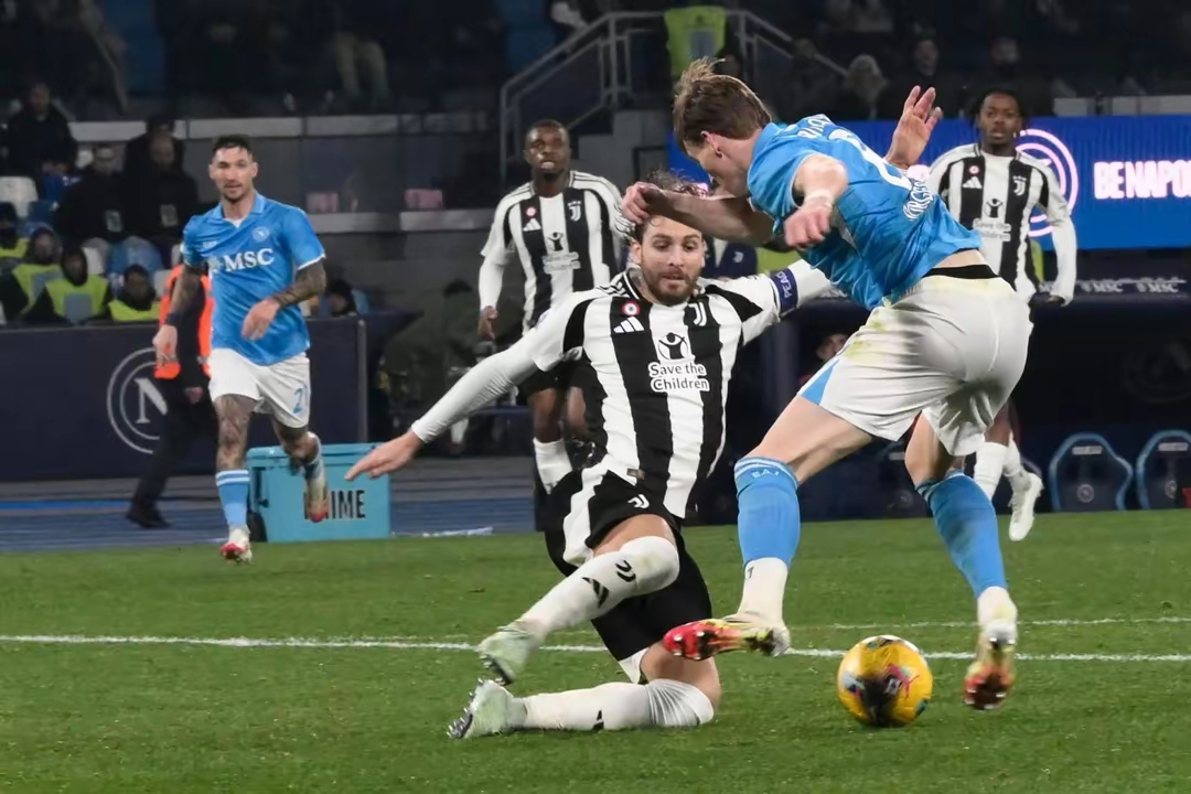 尤文图斯中后卫神勇防守,球队稳坐联赛头名 尤文图斯中后卫神勇防守,球队稳坐联赛头名