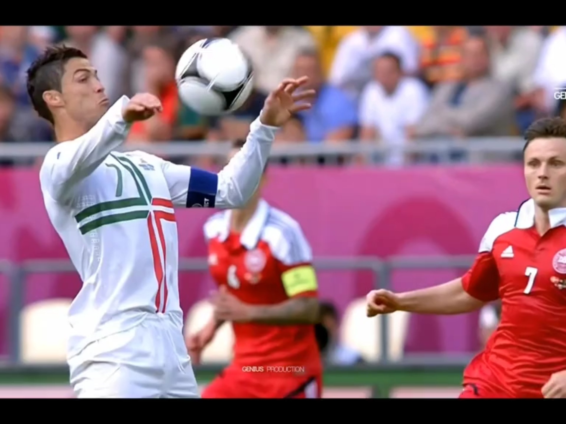 足球赛场上的精彩对决吸引众人瞩目 足球赛场上的精彩对决吸引众人瞩目