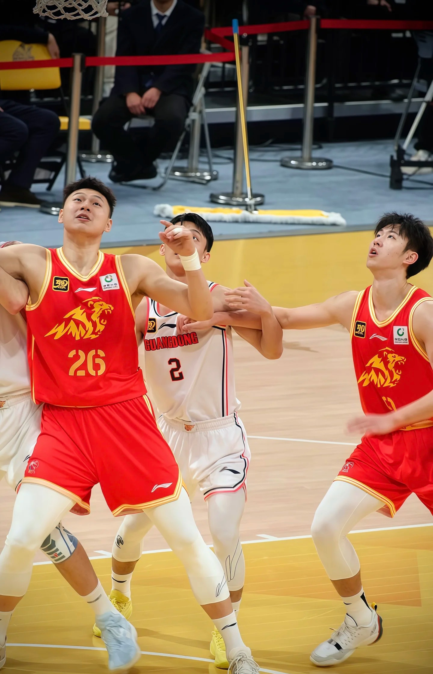 双方交锋,球场上的激烈比拼展现出双方的拼搏精神的简单介绍 双方交锋,球场上的激烈比拼展现出双方的拼搏精神的简单介绍