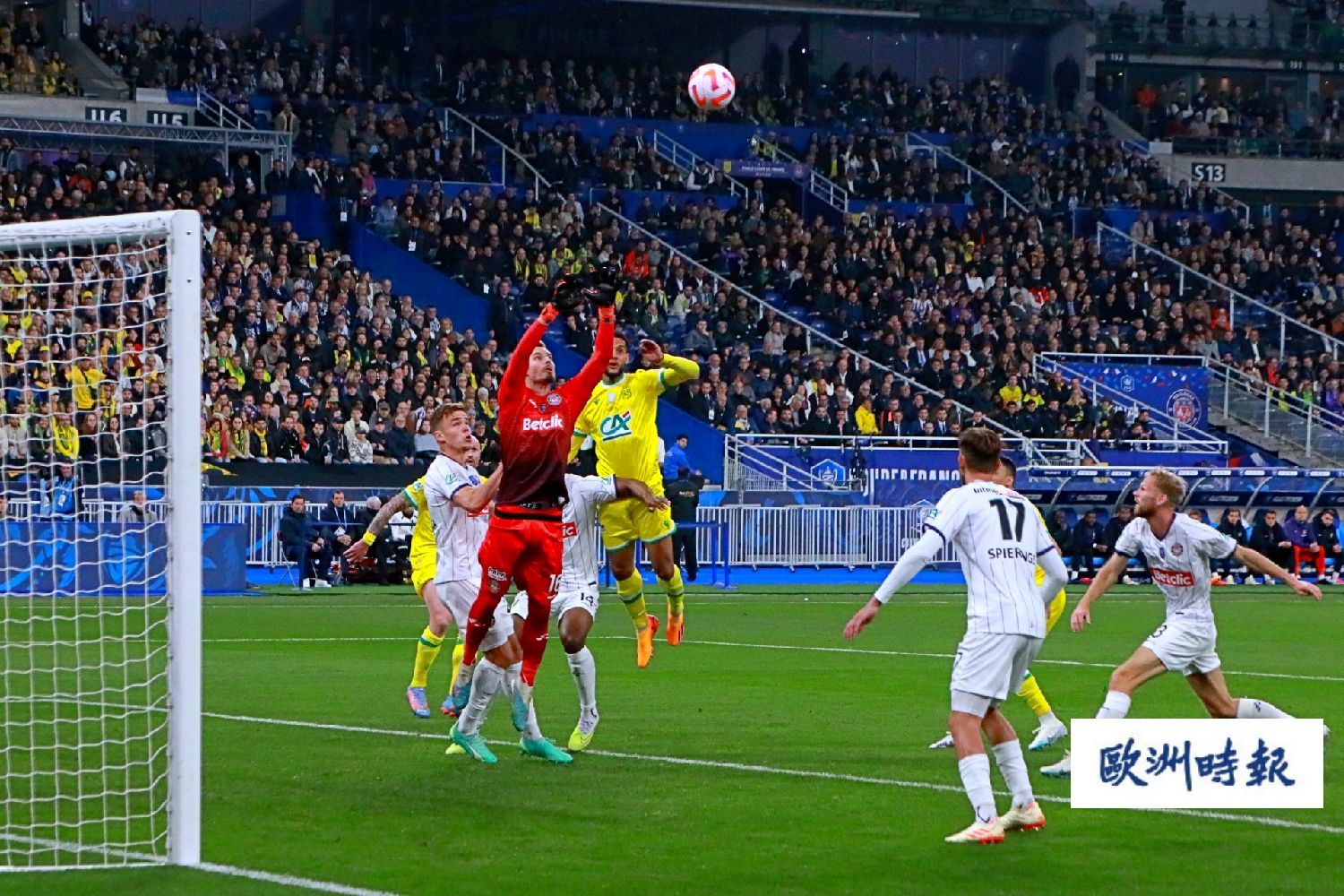 图卢兹足球队在场上展现出了精湛的技术水平 图卢兹足球队在场上展现出了精湛的技术水平