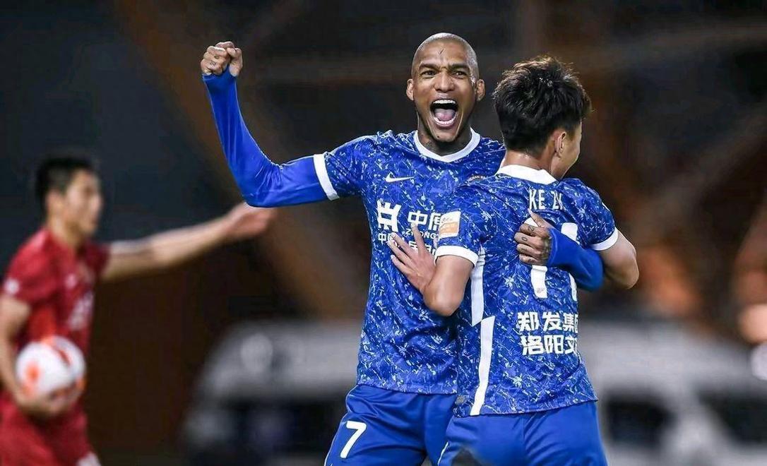 绿城客场击败建业,继续保持不败势头 绿城客场击败建业,继续保持不败势头