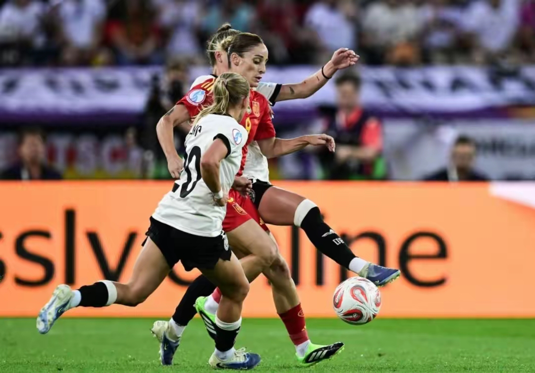 开云体育-巴塞罗那女足球队展开战术讨论