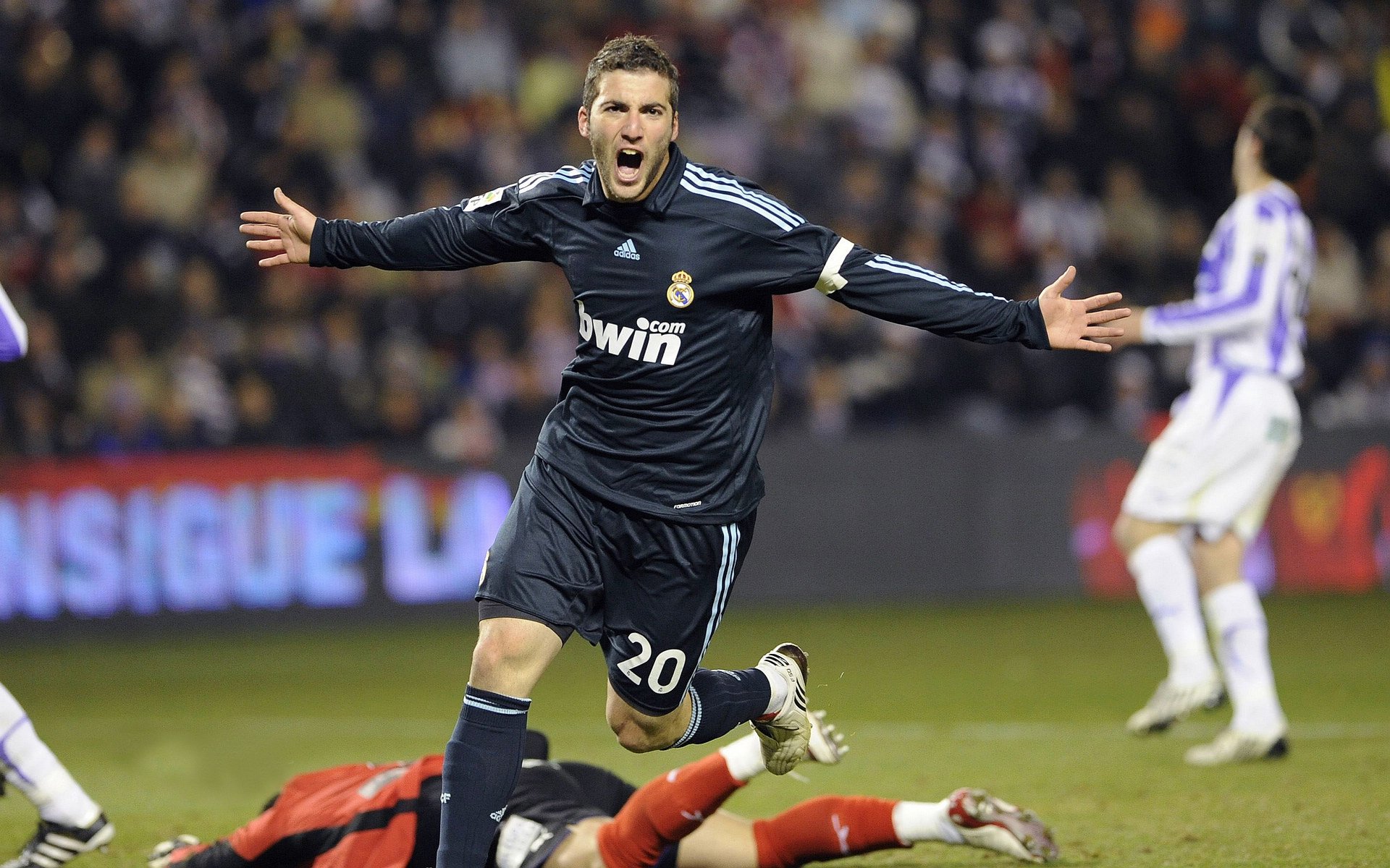 退役之战莱万贡献制胜表现,神锋献礼橙色郁金香