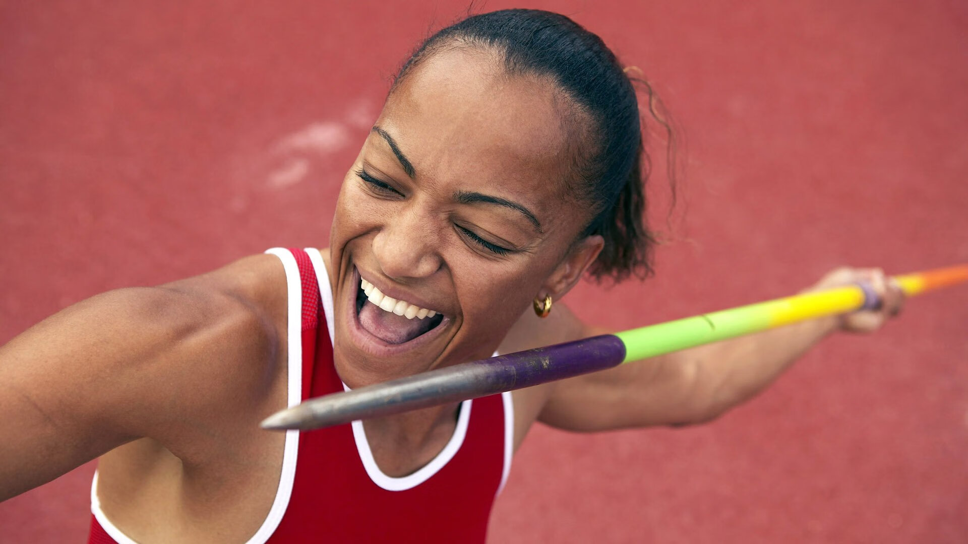 红色利刃，致命超越，法拉利绝地反击！维斯塔潘雨雾中全程统治的孤独艺术